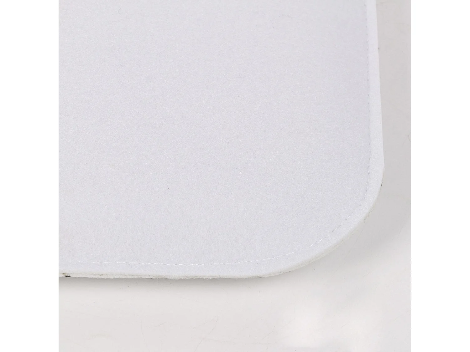 Lot de 2 coussins d'assise antidérapants GRACE, galettes de chaises en feutre blanc de format carré avec picots en caoutchouc noirs