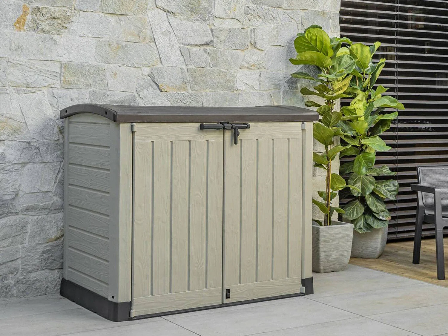 Buitenkast Hinton, één legplank, 146x82x120h cm beige, tuinmeubel, draaideur, 2 deuren