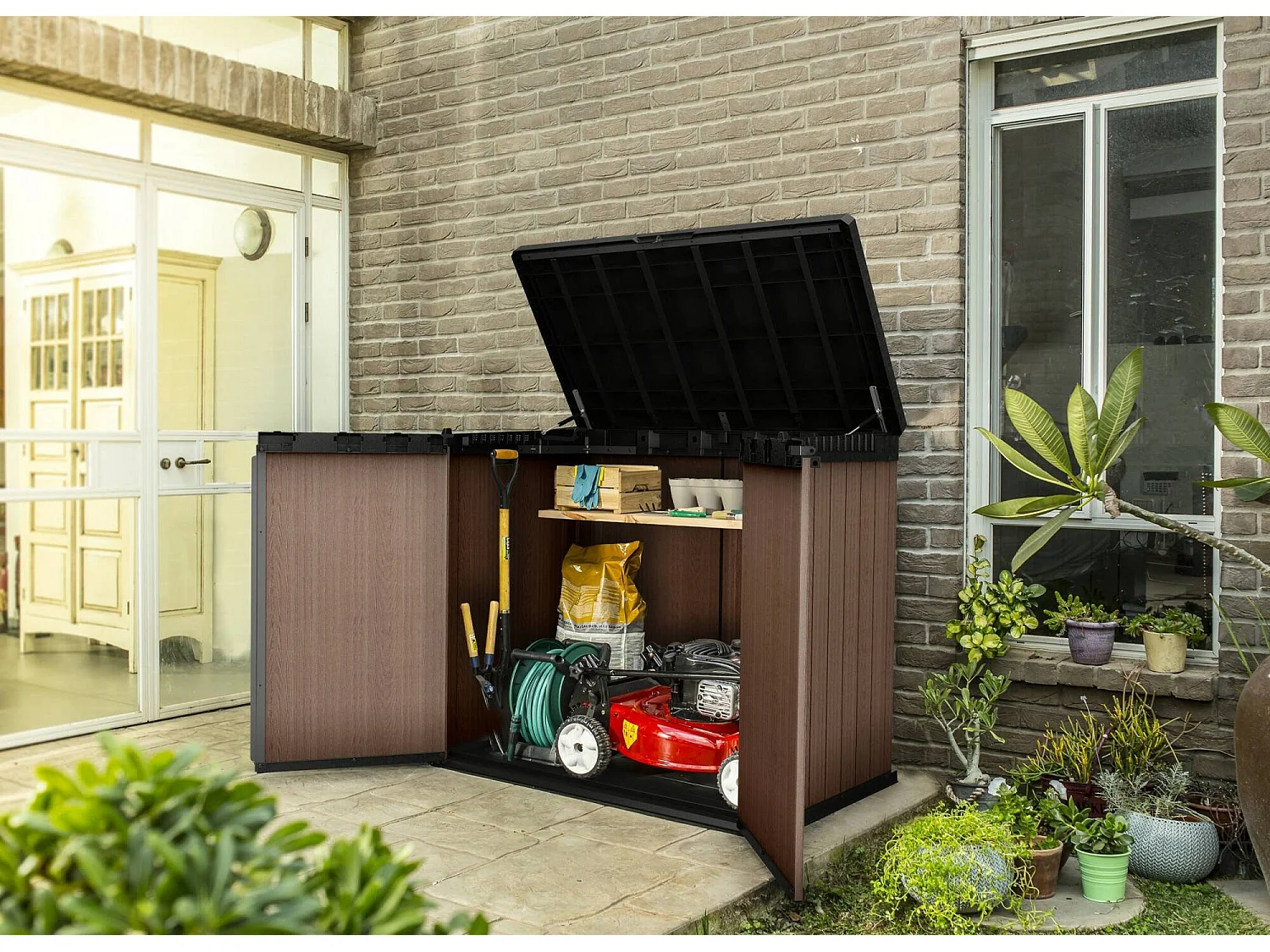Buitenkast Napanee, één legplank, 140x80x120h cm bruin, tuinkast, 2 deuren, waterdichte gereedschapskast