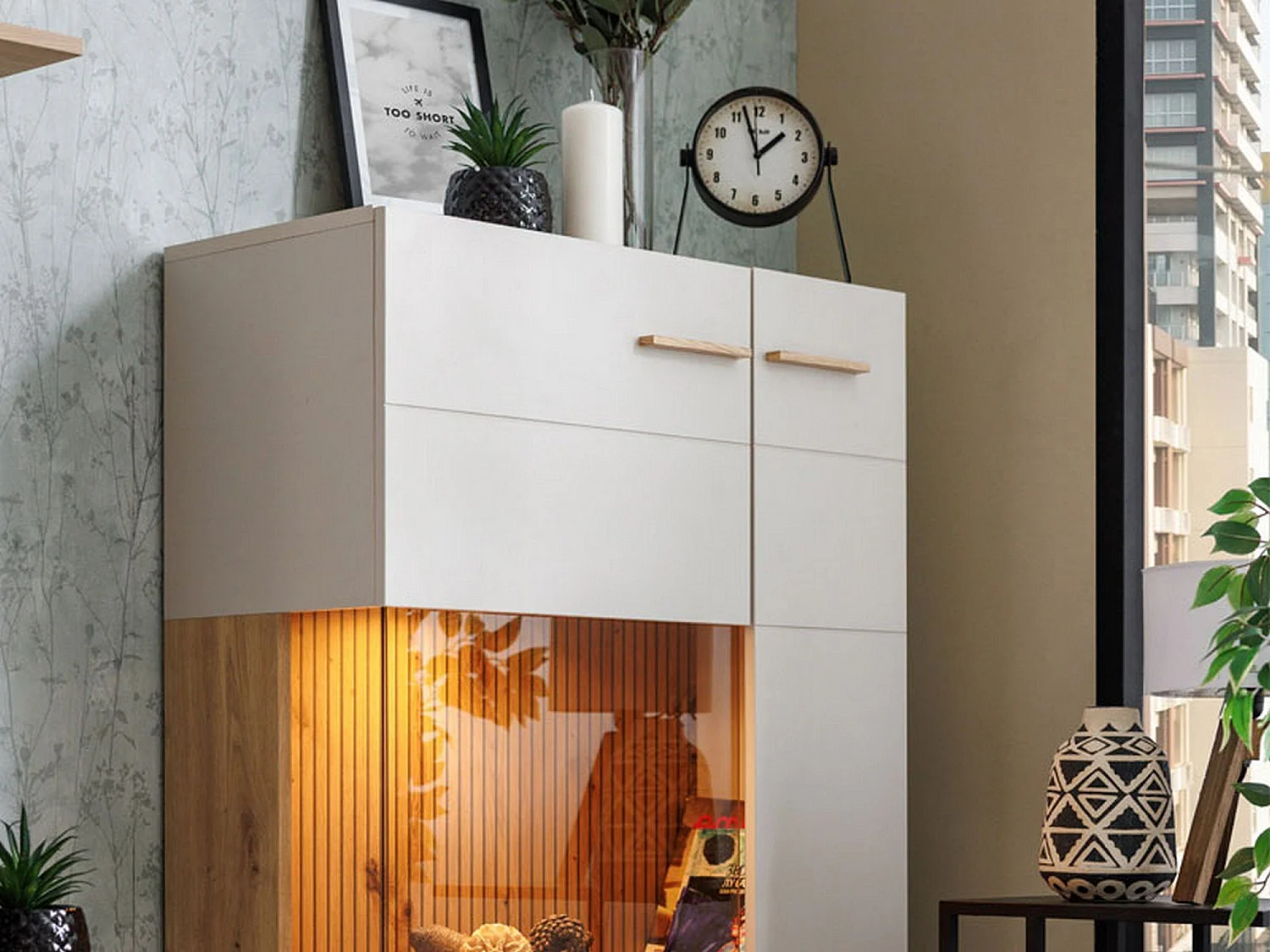 Vitrine Mezzago, 2 Ablagen, 77x35x128h cm Beige, Präsentationsschrank, Drehtüröffnung, 2 Türen