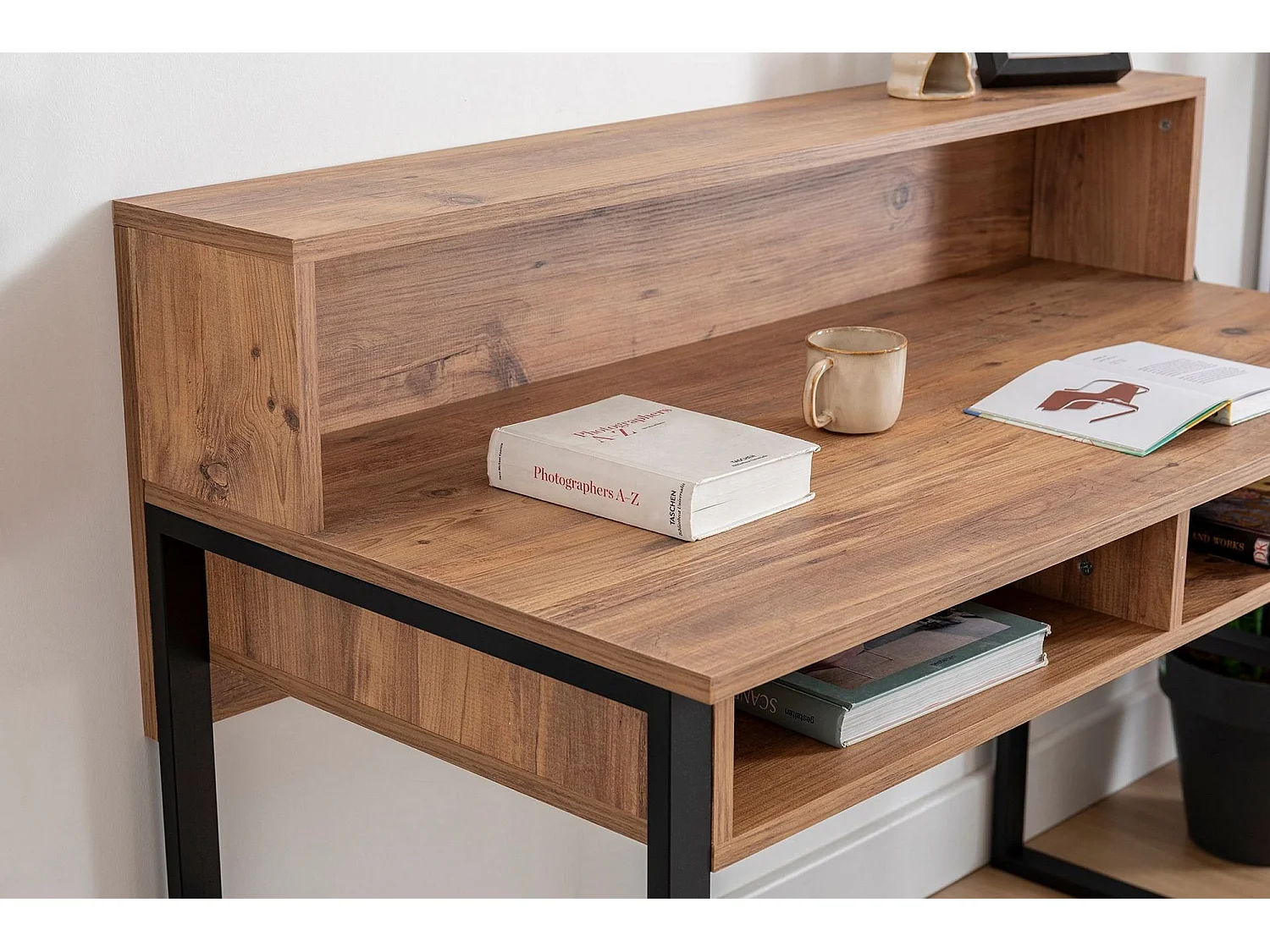 Bureau Tramonti, 4 étagères, 120x55x96h cm Noyer marron, 2 compartiments, Plateau marron