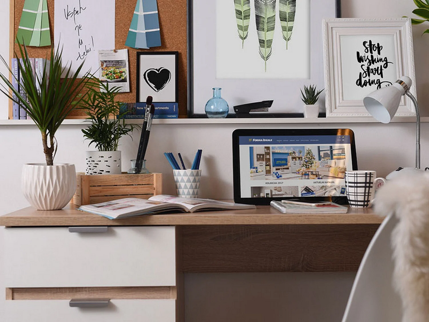 Bureau Petriano, un tiroir, 130x50x76h cm chêne foncé, une étagère, une porte