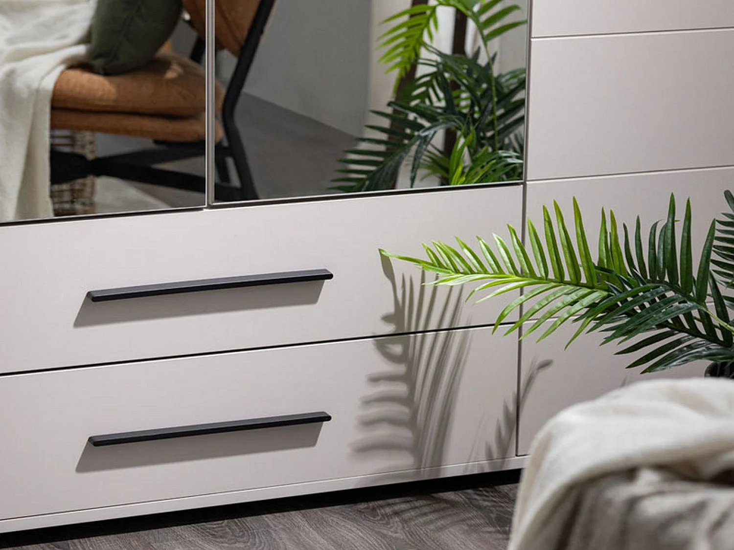 Großer Schrank Taburno, 9 Regale, 180x211h cm Cremeweiß, Schlafzimmer-Schrank, 2 Schubladen, Kleiderstange