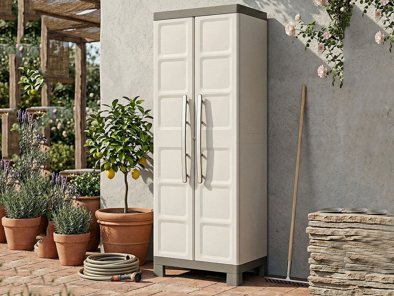 Buitenkast Strathmore, 4 planken, gemaakt in Italië, 65x45x182h cm zandbruin, tuinkast, 2 deuren, waterdicht