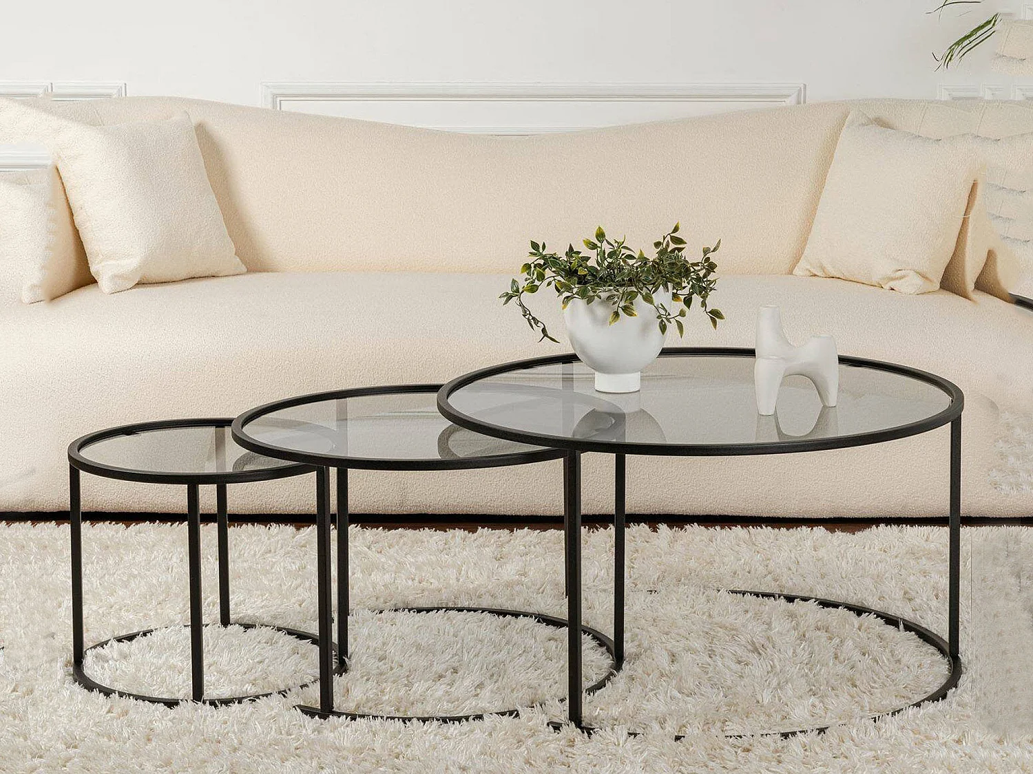 Mesa de centro Rowan, forma circular, 80x80x43h cm preta, tampo em vidro, prateleira transparente