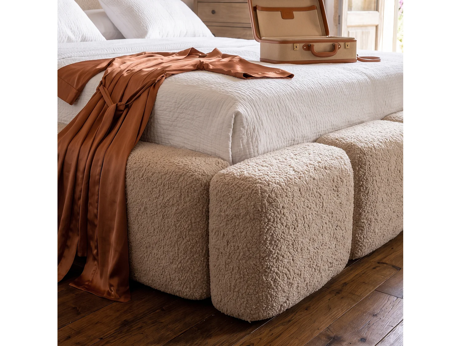 Lit rembourré SUENO 140 × 200 cm beige, tête de lit capitonnée, sommier métallique, coffre de rangement, tissu bouclé