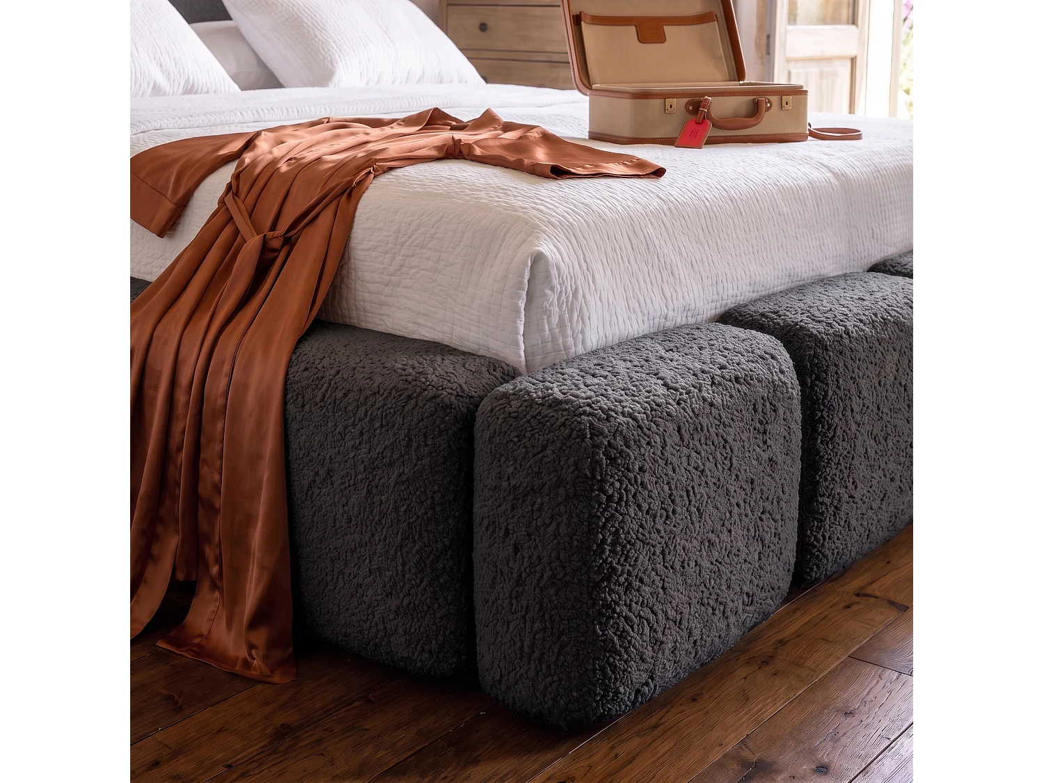 Lit rembourré SUENO avec matelas 160 × 200 cm graphiet, tête de lit capitonnée, sommier métallique, coffre de rangement, tissu bouclé