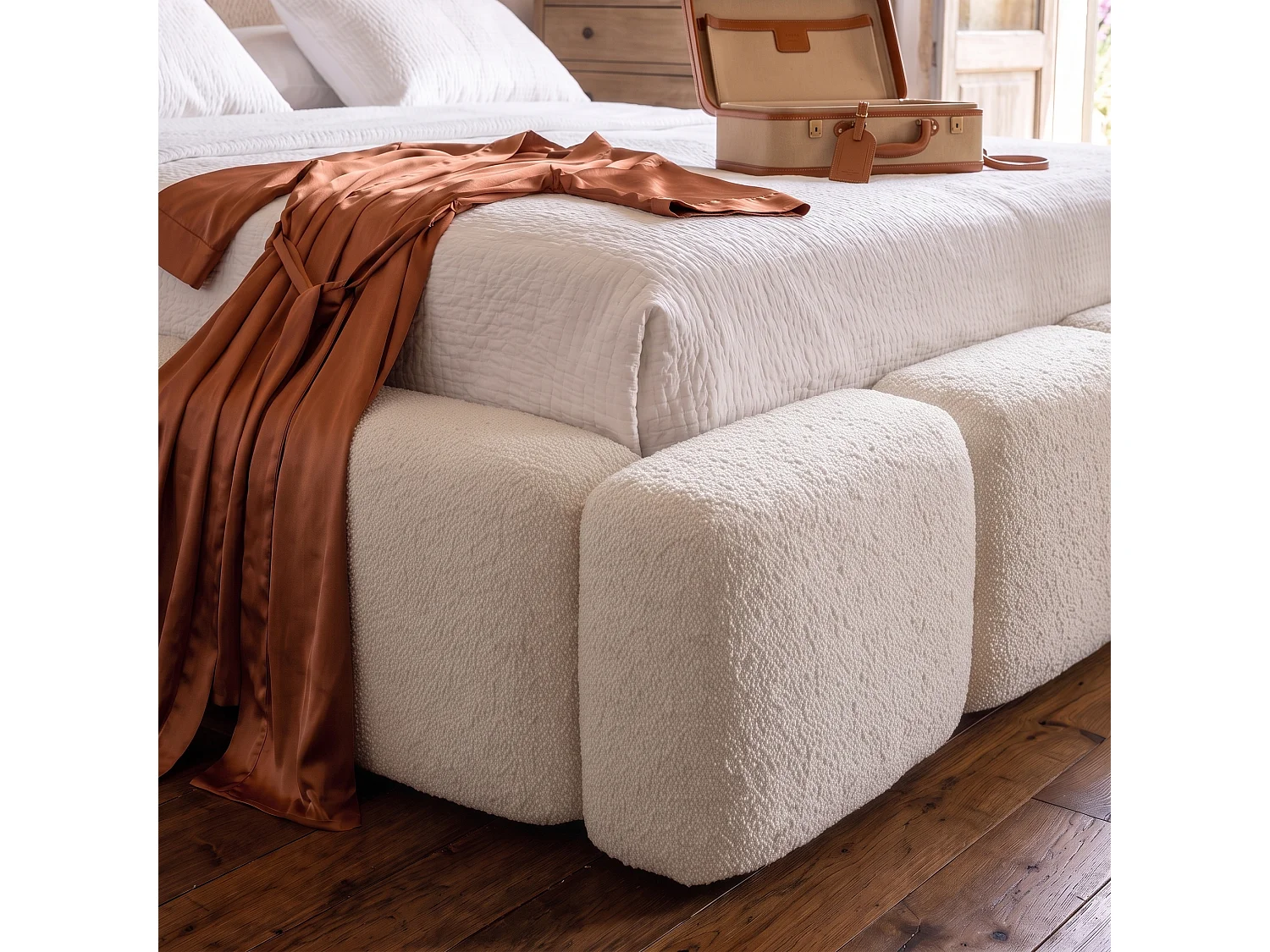 Lit rembourré SUENO 200 × 200 cm creme, tête de lit capitonnée, sommier métallique, coffre de rangement, tissu bouclé