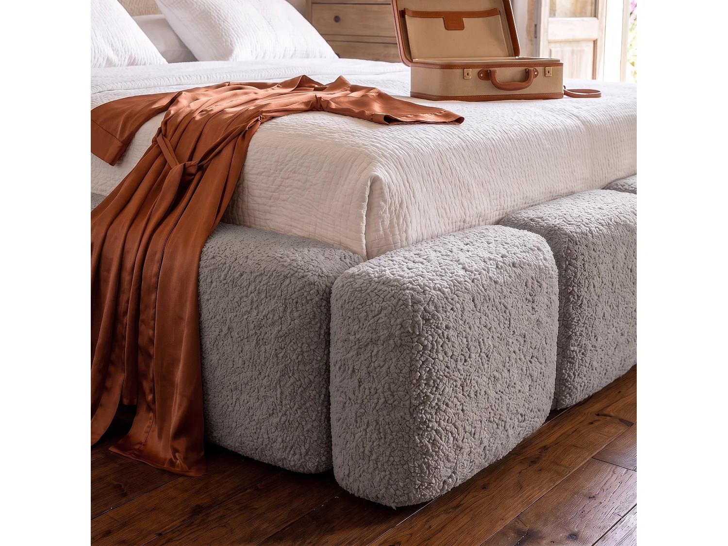 Lit rembourré SUENO 200 × 200 cm gris, tête de lit capitonnée, sommier métallique, coffre de rangement, tissu bouclé