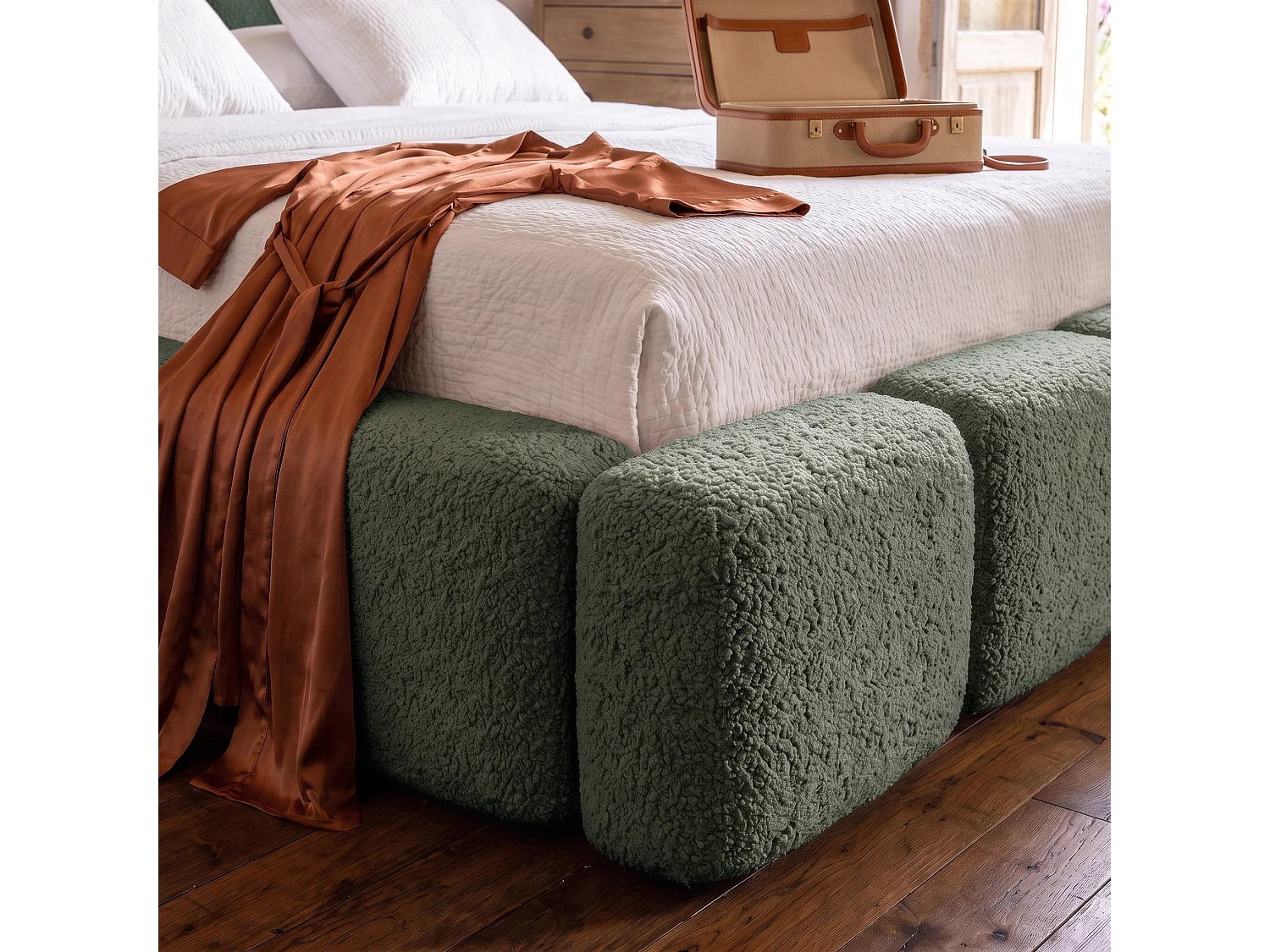 Lit rembourré SUENO 200 × 200 cm vert, tête de lit capitonnée, sommier métallique, coffre de rangement, tissu bouclé