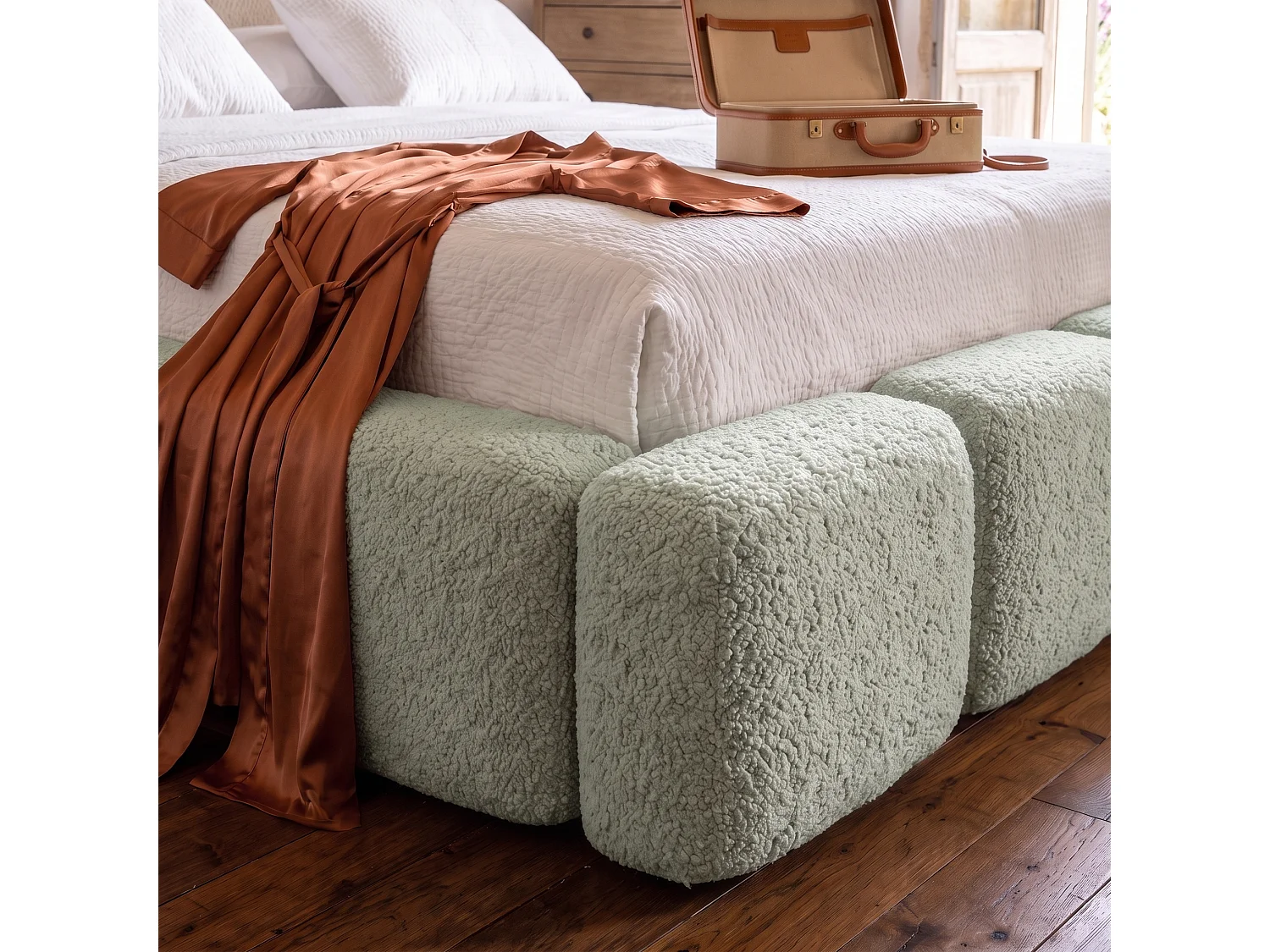 Lit rembourré SUENO 200 × 200 cm vert menthe, tête de lit capitonnée, sommier métallique, coffre de rangement, tissu bouclé