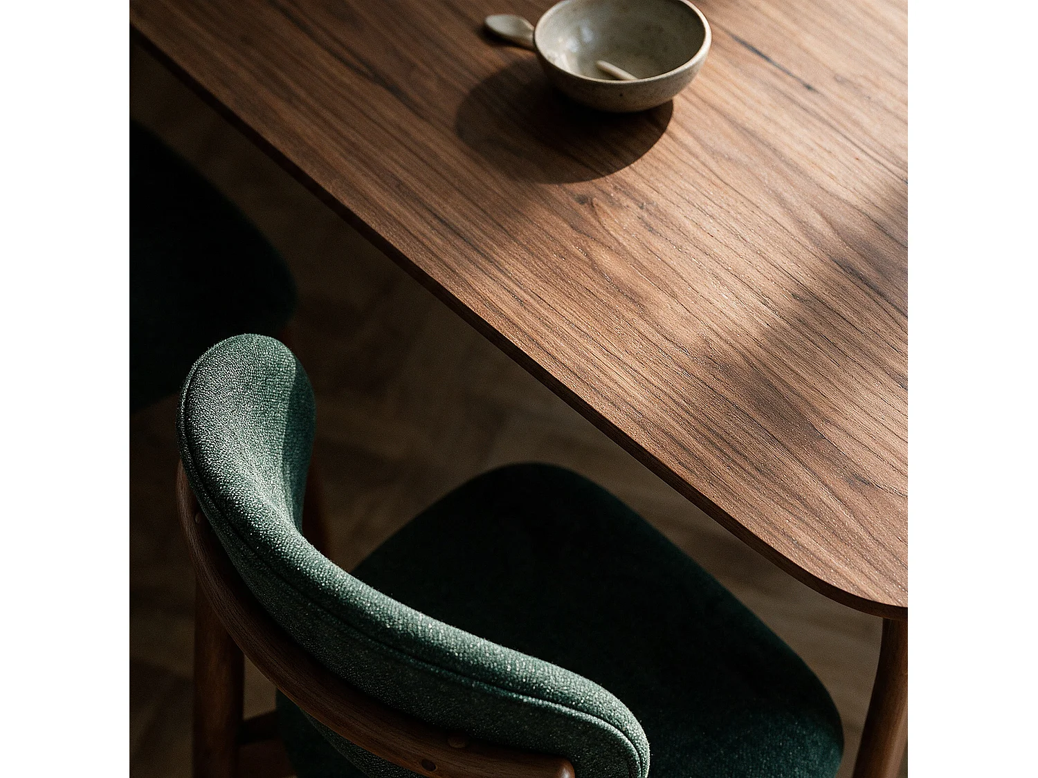 Table rectangulaire 6 places bois d'hévéa massif, placage noyer 180 cm - Paula
