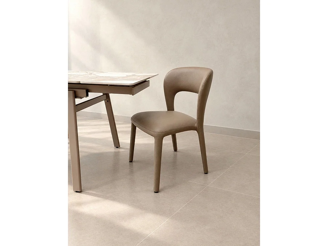Set van 4 stoelen bekleed met visonkleurig imitatieleer