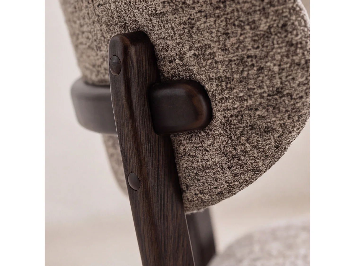 Pack de 2 sillas de madera con tinte nogal oscuro y tejido jaspeado taupe AURA