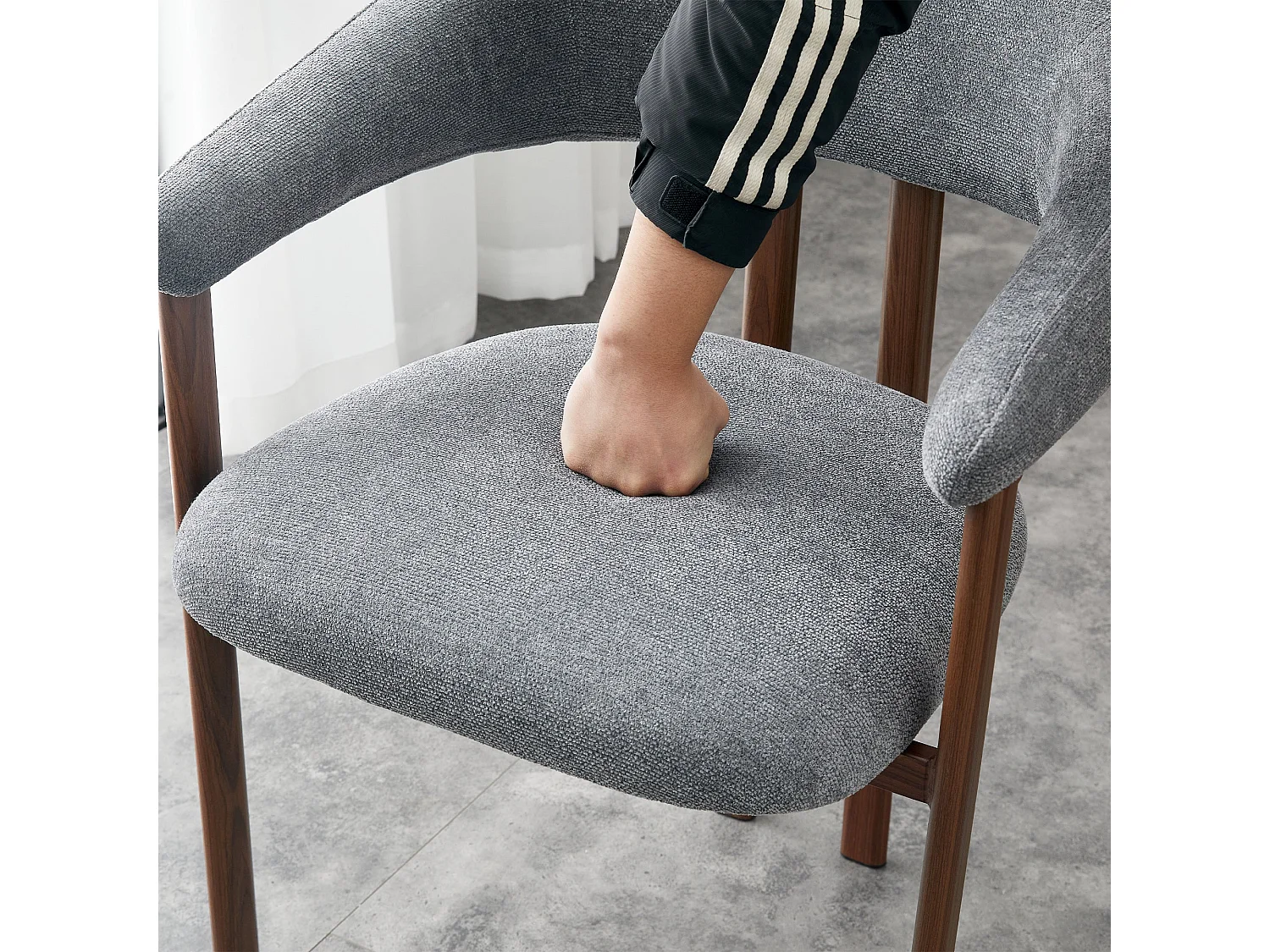 Lot de 2 chaises en lin gris clair, pieds métalliques effet bois noyer