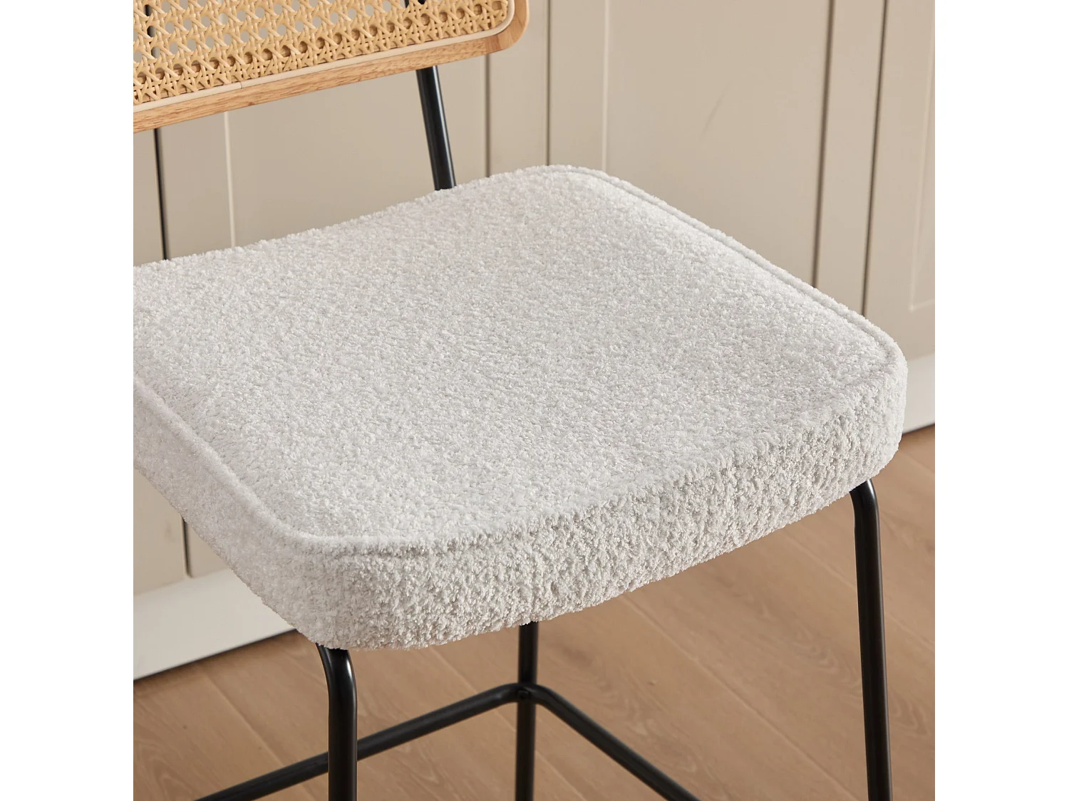 Lot de 2 tabourets de bar chenille bouclette beige dossier en rotin