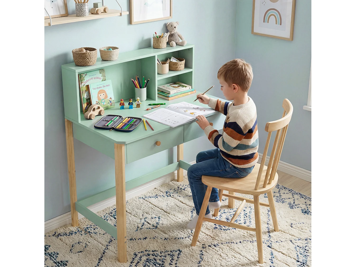 Bureau enfant style nordique bois clair vert pastel 2 tiroirs 3 niches