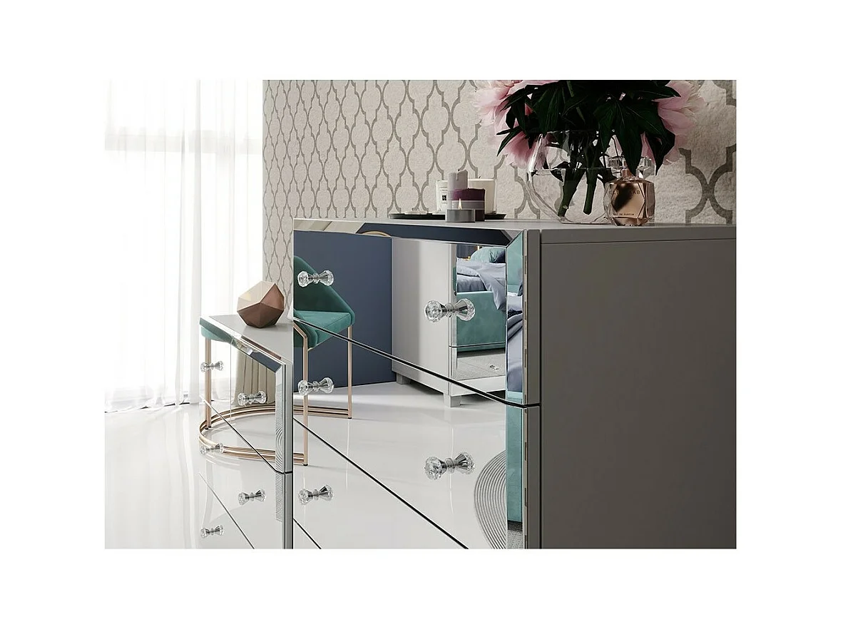 Commode 5 tiroirs avec corps gris et façades recouvertes de miroirs collection LIVORA.