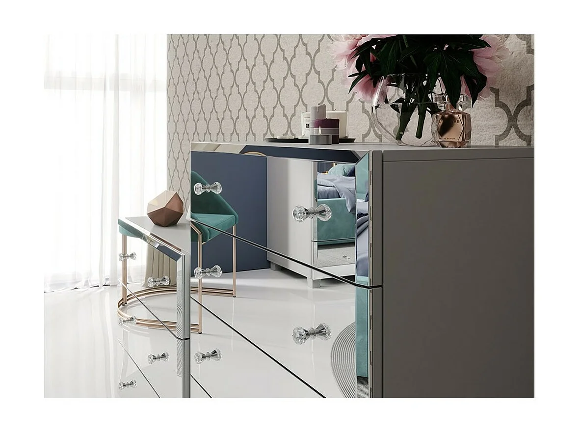 Commode 5 tiroirs avec corps gris et façades recouvertes de miroirs collection LIVORA.