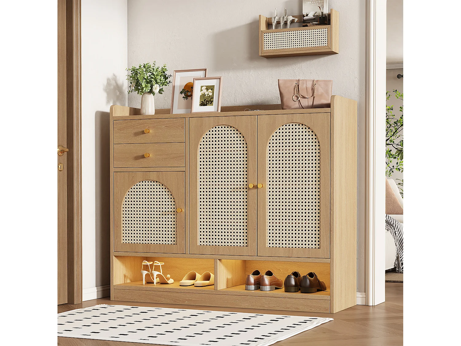 Meuble à chaussures 120x35x100cm - avec éclairage LED - avec 3 portes en rotin et 2 tiroirs - compartiments de rangement ouverts - Naturel