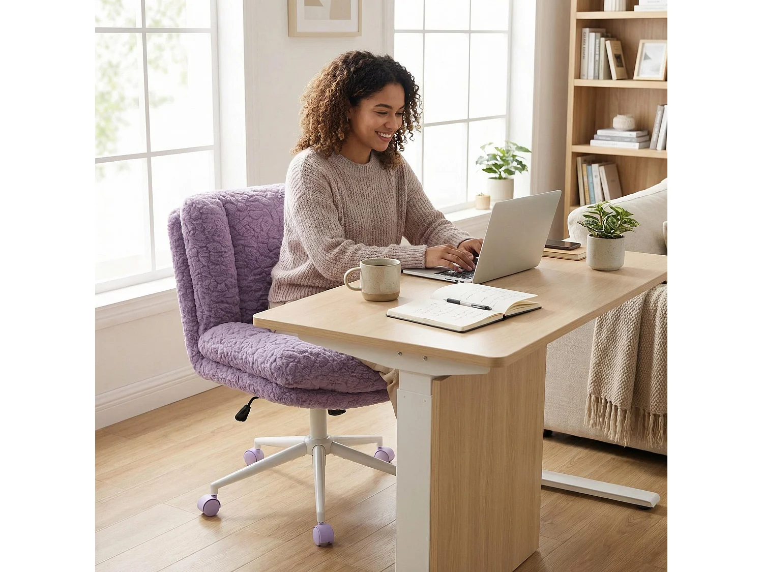 Chaise de bureau large fausse fourrure violette, pivotante et réglable, style cosy