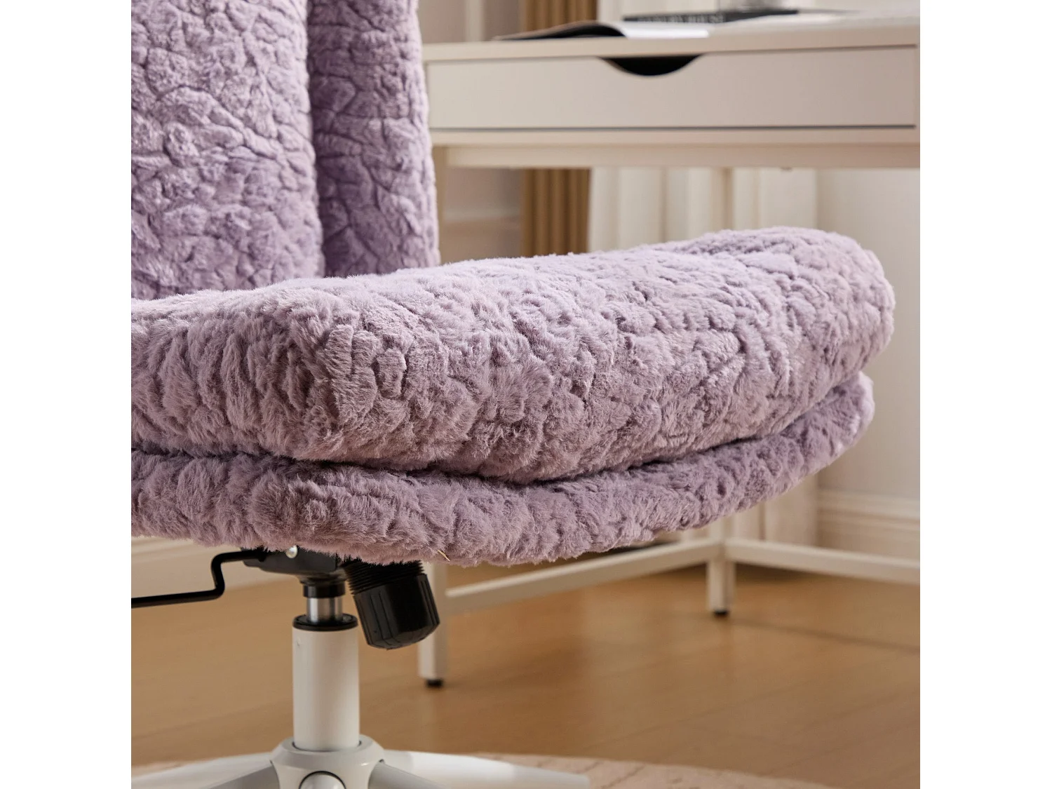 Chaise de bureau large fausse fourrure violette, pivotante et réglable, style cosy