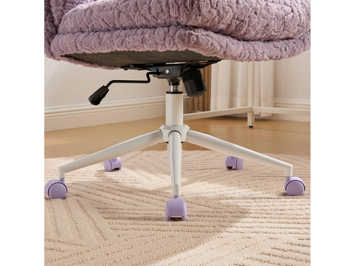 Chaise de bureau large fausse fourrure violette, pivotante et réglable, style cosy