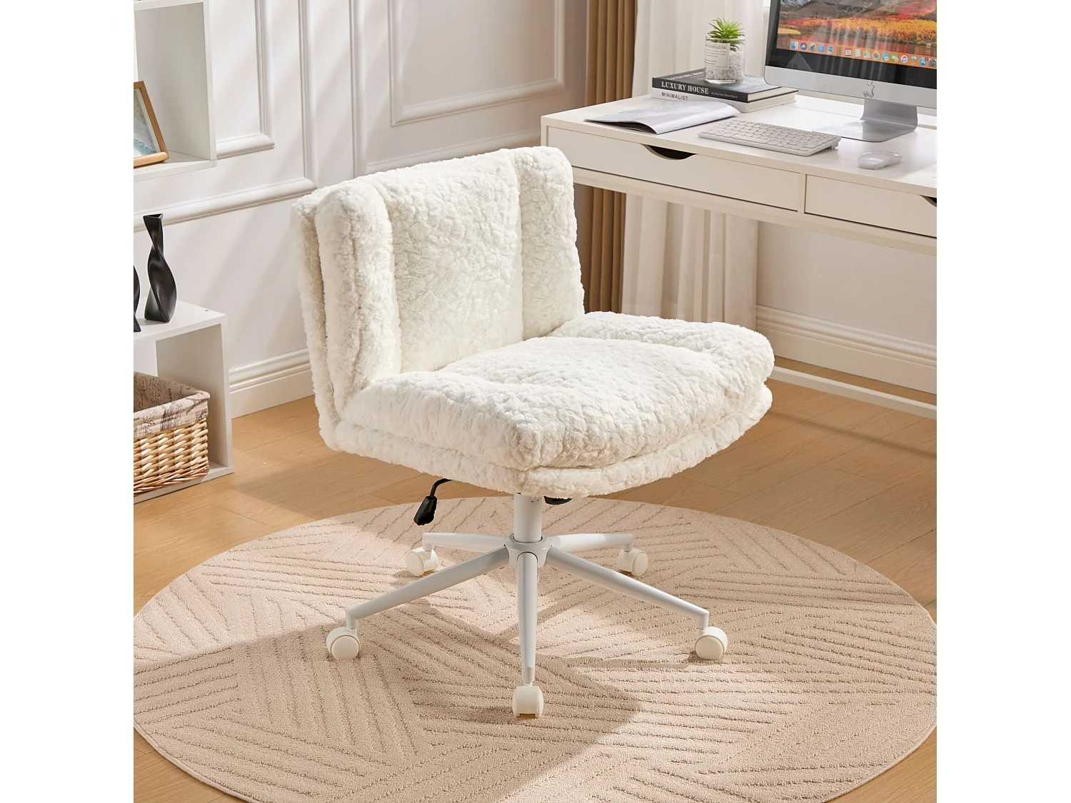 Chaise de bureau large fausse fourrure crème, pivotante et réglable, style cosy
