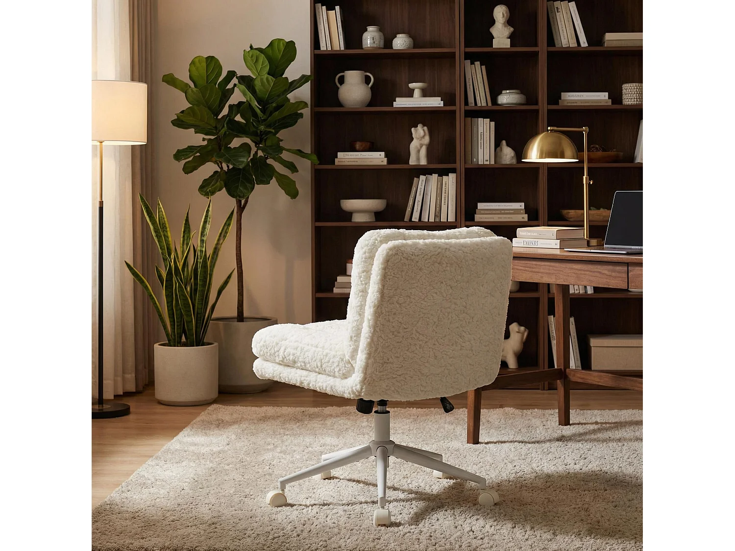 Chaise de bureau large fausse fourrure crème, pivotante et réglable, style cosy