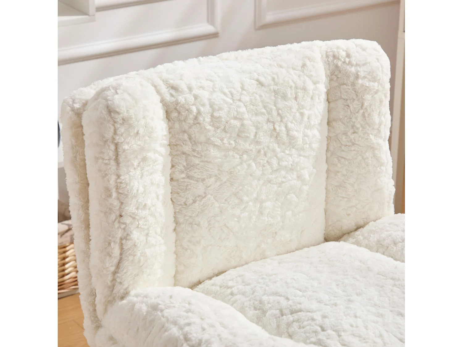 Chaise de bureau large fausse fourrure crème, pivotante et réglable, style cosy