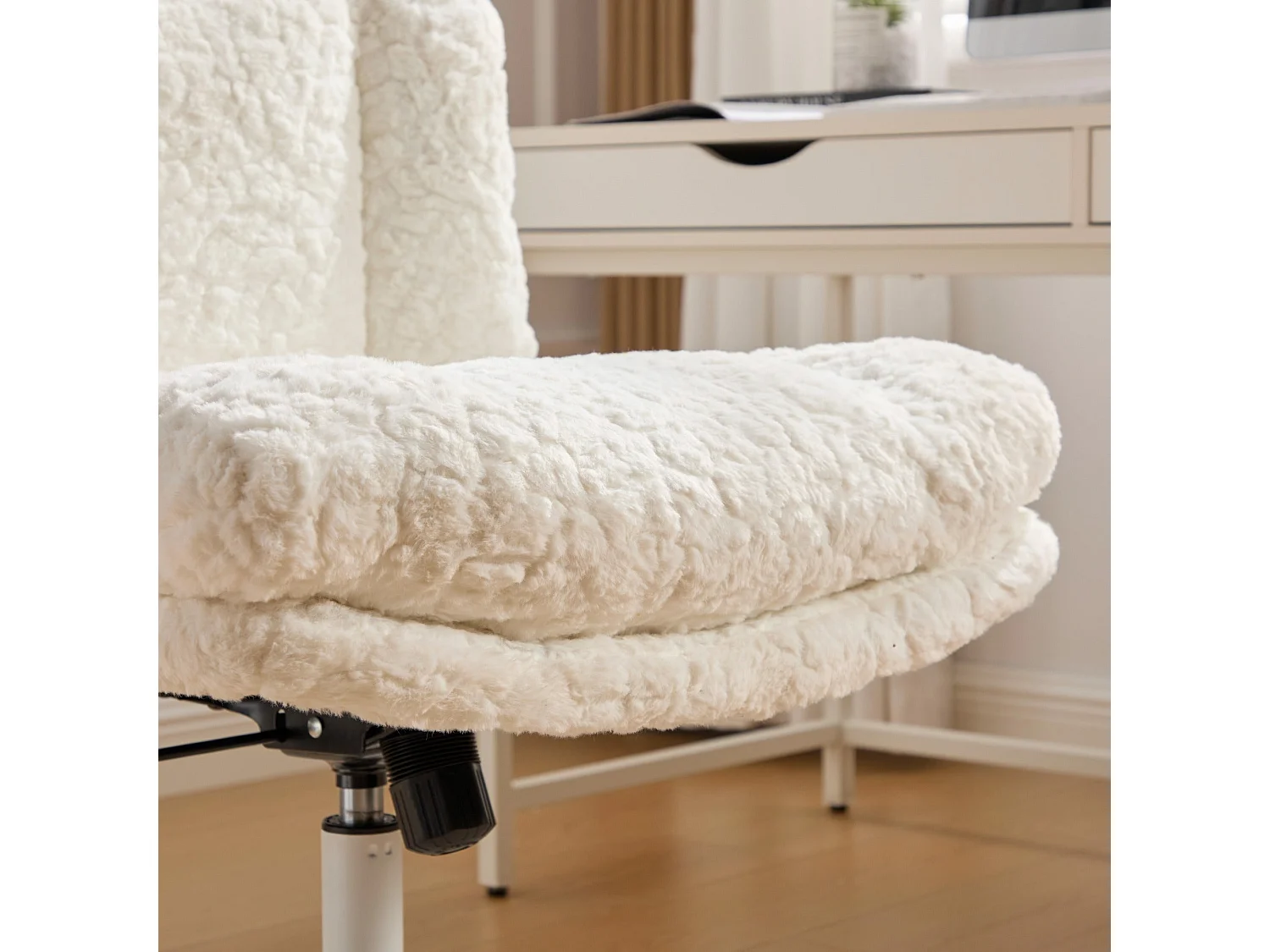 Chaise de bureau large fausse fourrure crème, pivotante et réglable, style cosy