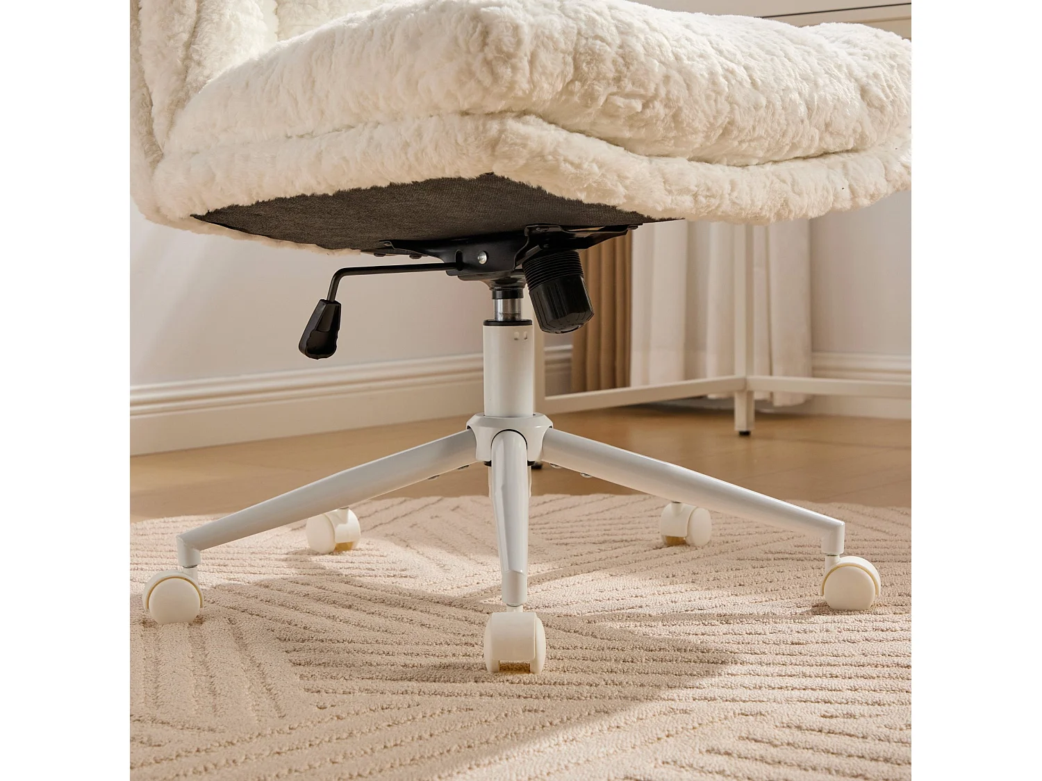Chaise de bureau large fausse fourrure crème, pivotante et réglable, style cosy