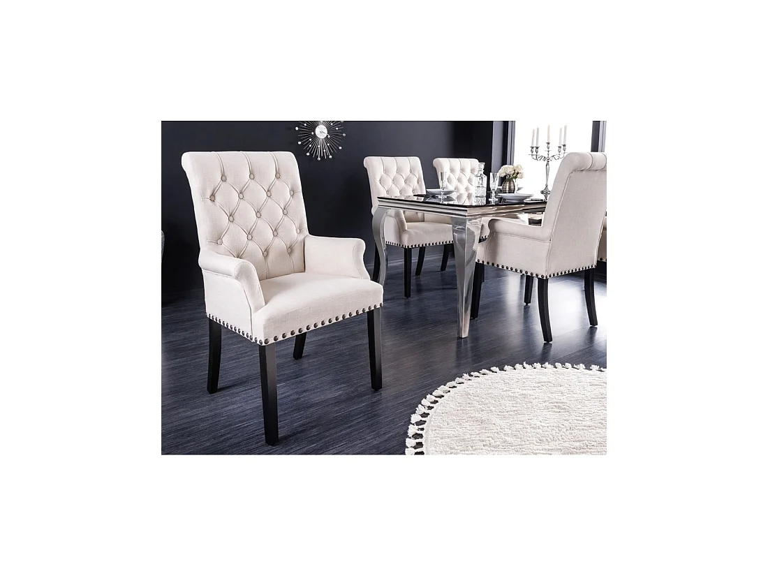Set van 2 Chesterfield REGINA beige gestoffeerde eetkamerstoelen - Armleuningen, zwarte nagels en poten van rubberhout