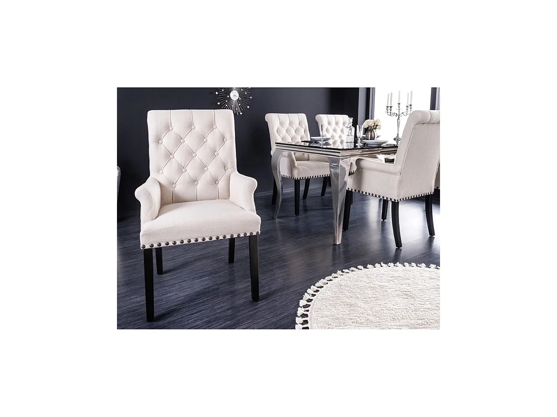 Set van 2 Chesterfield REGINA beige gestoffeerde eetkamerstoelen - Armleuningen, zwarte nagels en poten van rubberhout