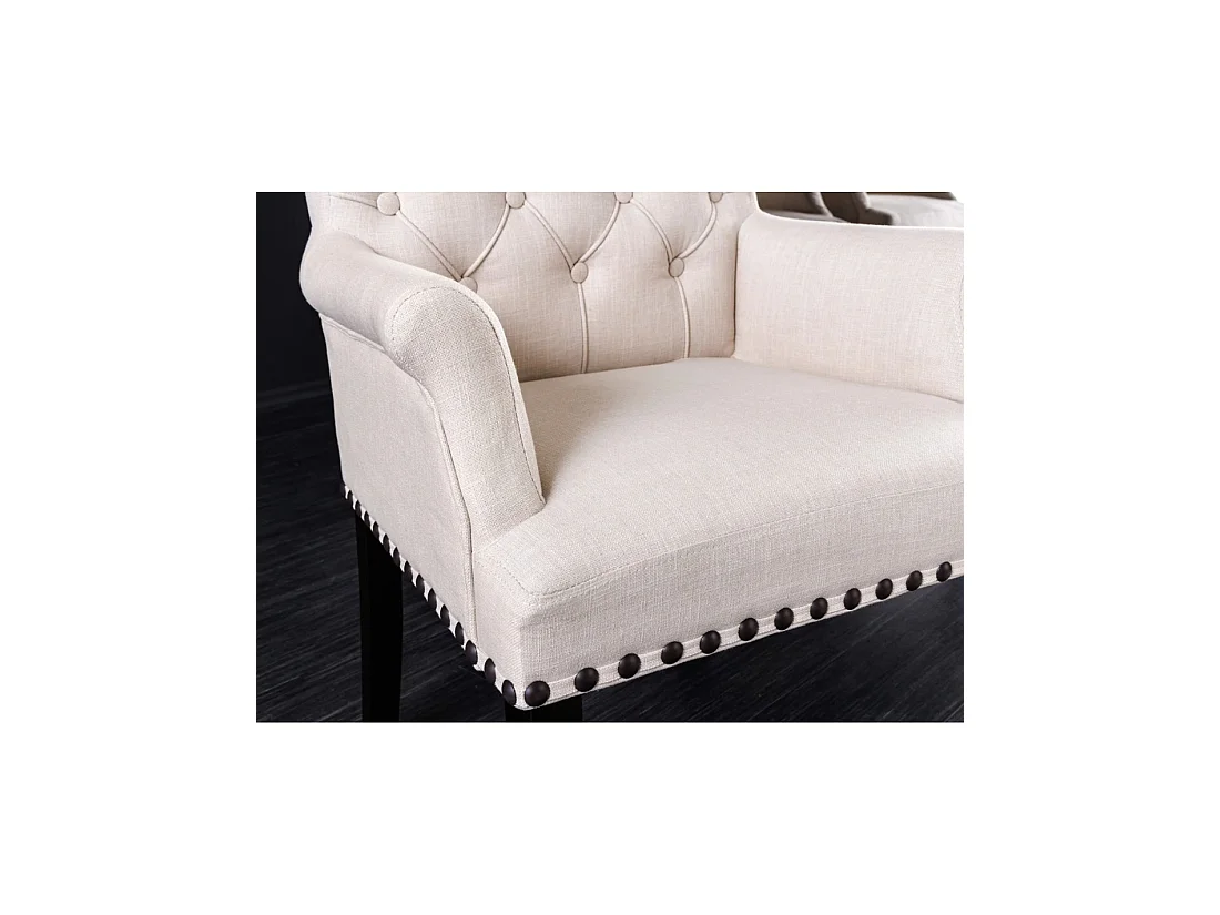 Set van 2 Chesterfield REGINA beige gestoffeerde eetkamerstoelen - Armleuningen, zwarte nagels en poten van rubberhout