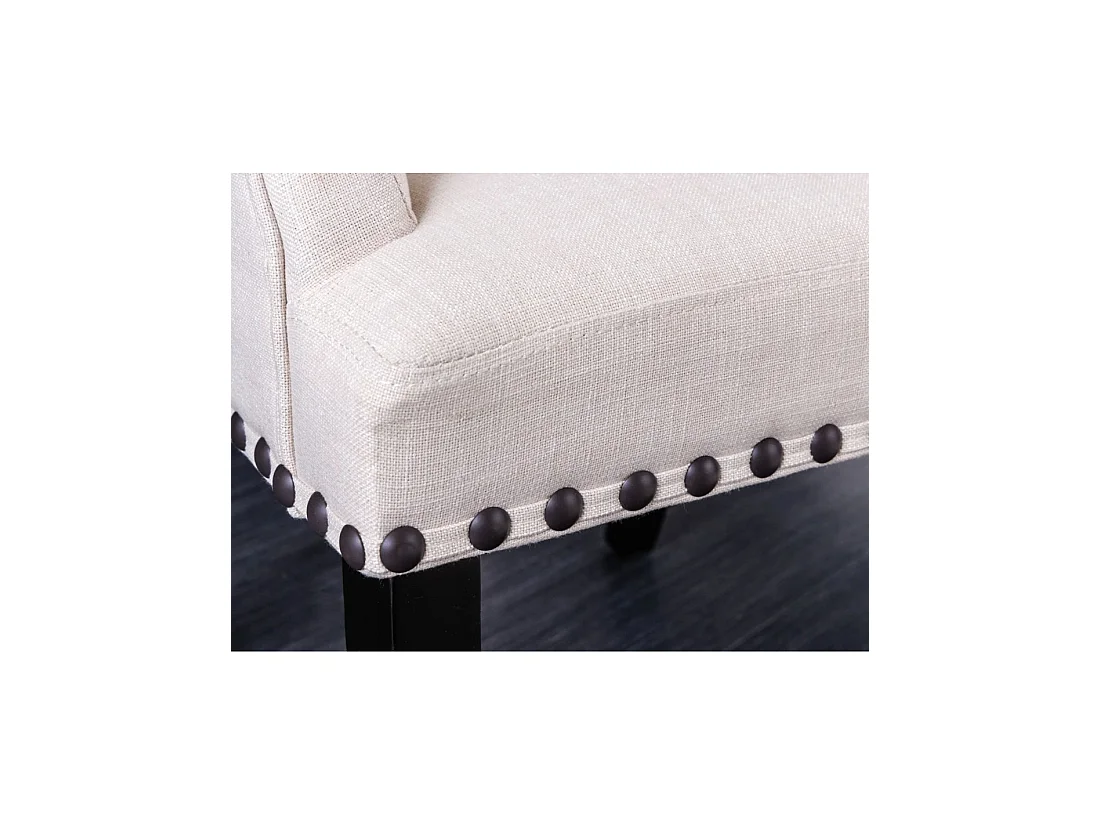 Set van 2 Chesterfield REGINA beige gestoffeerde eetkamerstoelen - Armleuningen, zwarte nagels en poten van rubberhout