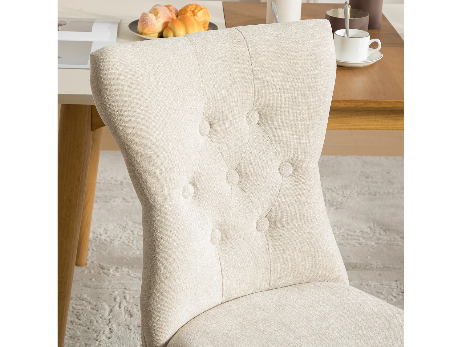 Set van 2 chenille eetkamerstoelen met gecapitonneerde rug en massief houten poten