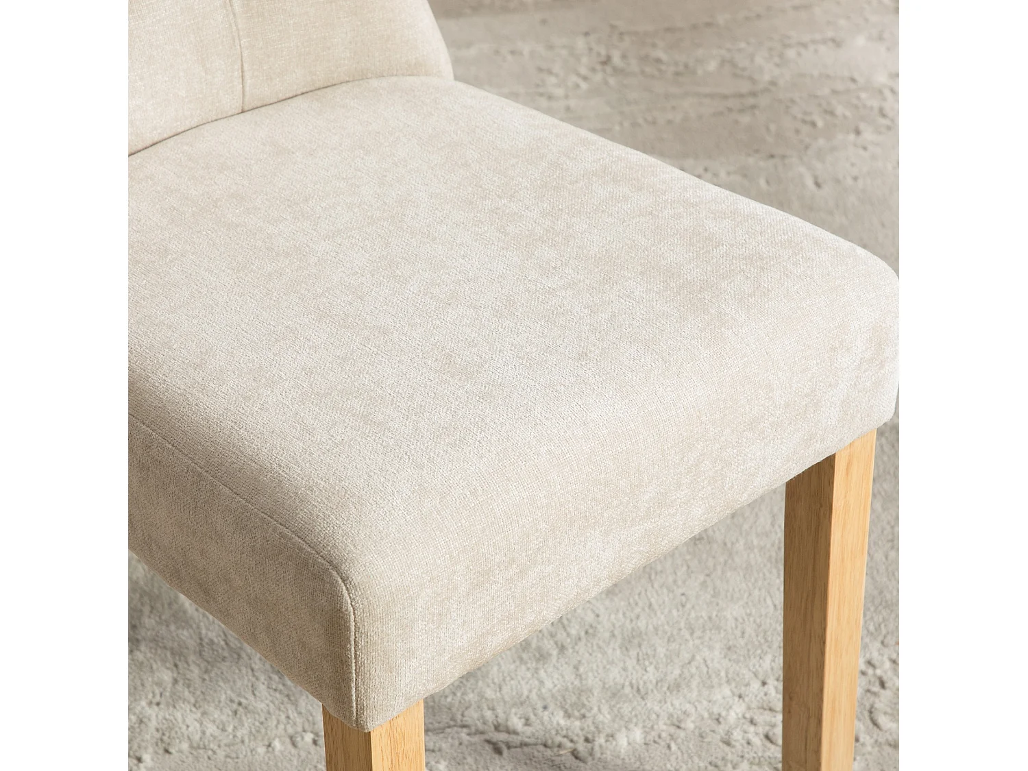 Set van 2 chenille eetkamerstoelen met gecapitonneerde rug en massief houten poten