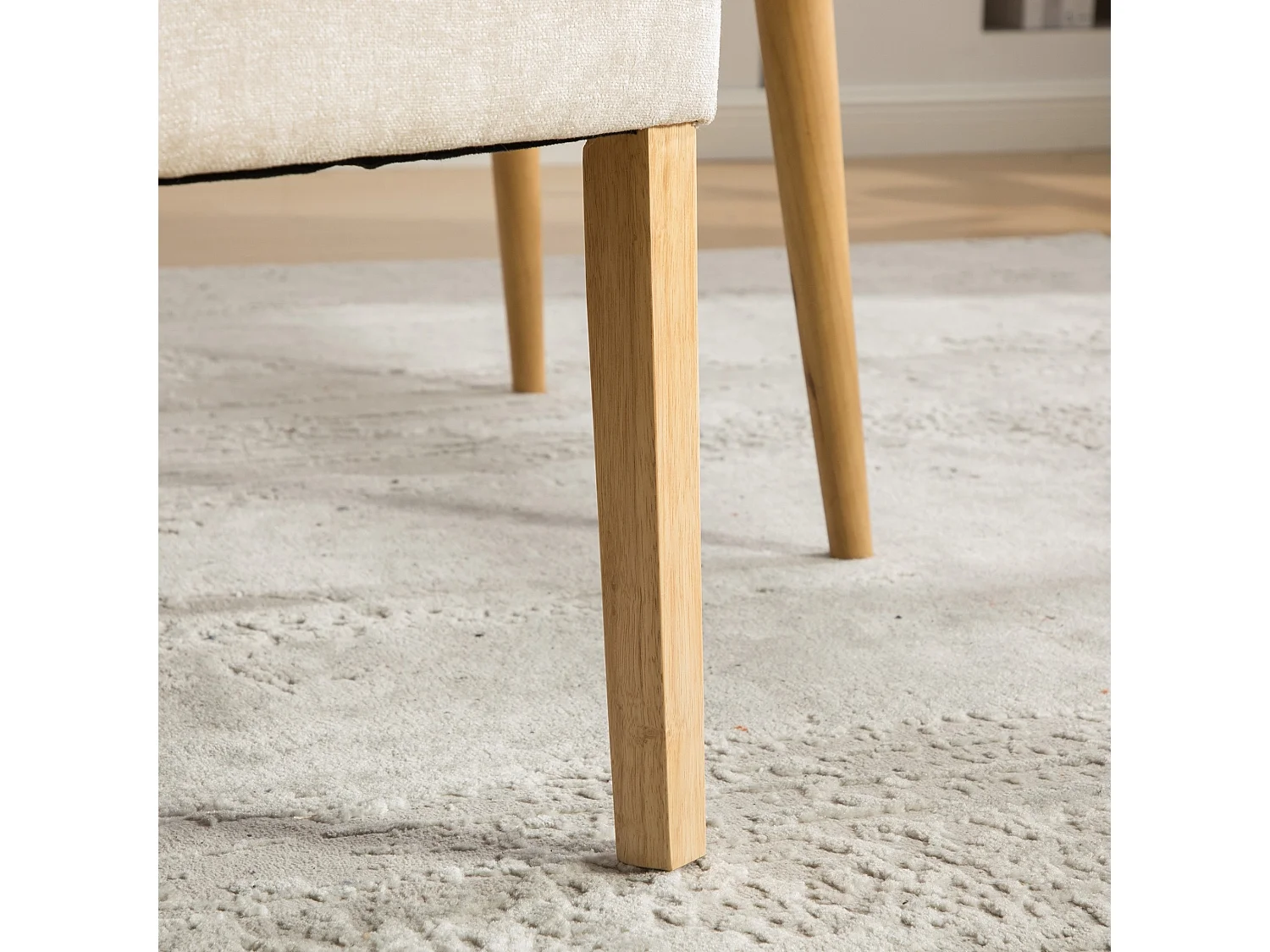 Set van 2 chenille eetkamerstoelen met gecapitonneerde rug en massief houten poten