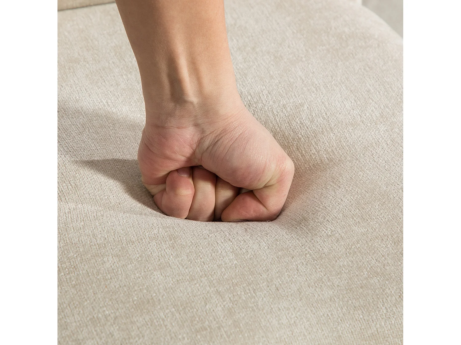 Set van 2 chenille eetkamerstoelen met gecapitonneerde rug en massief houten poten