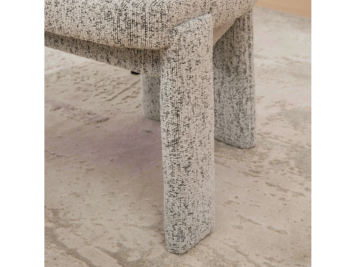 Set van 2 chenille eetkamerstoelen met brede gebogen T rugleuning en houten frame