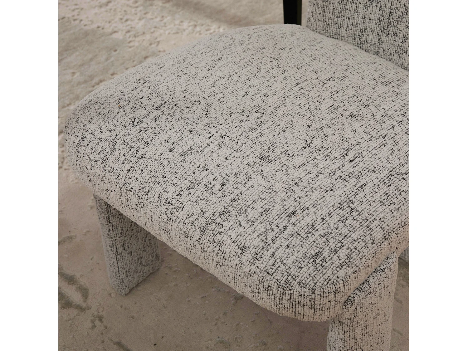 Set van 2 chenille eetkamerstoelen met brede gebogen T rugleuning en houten frame