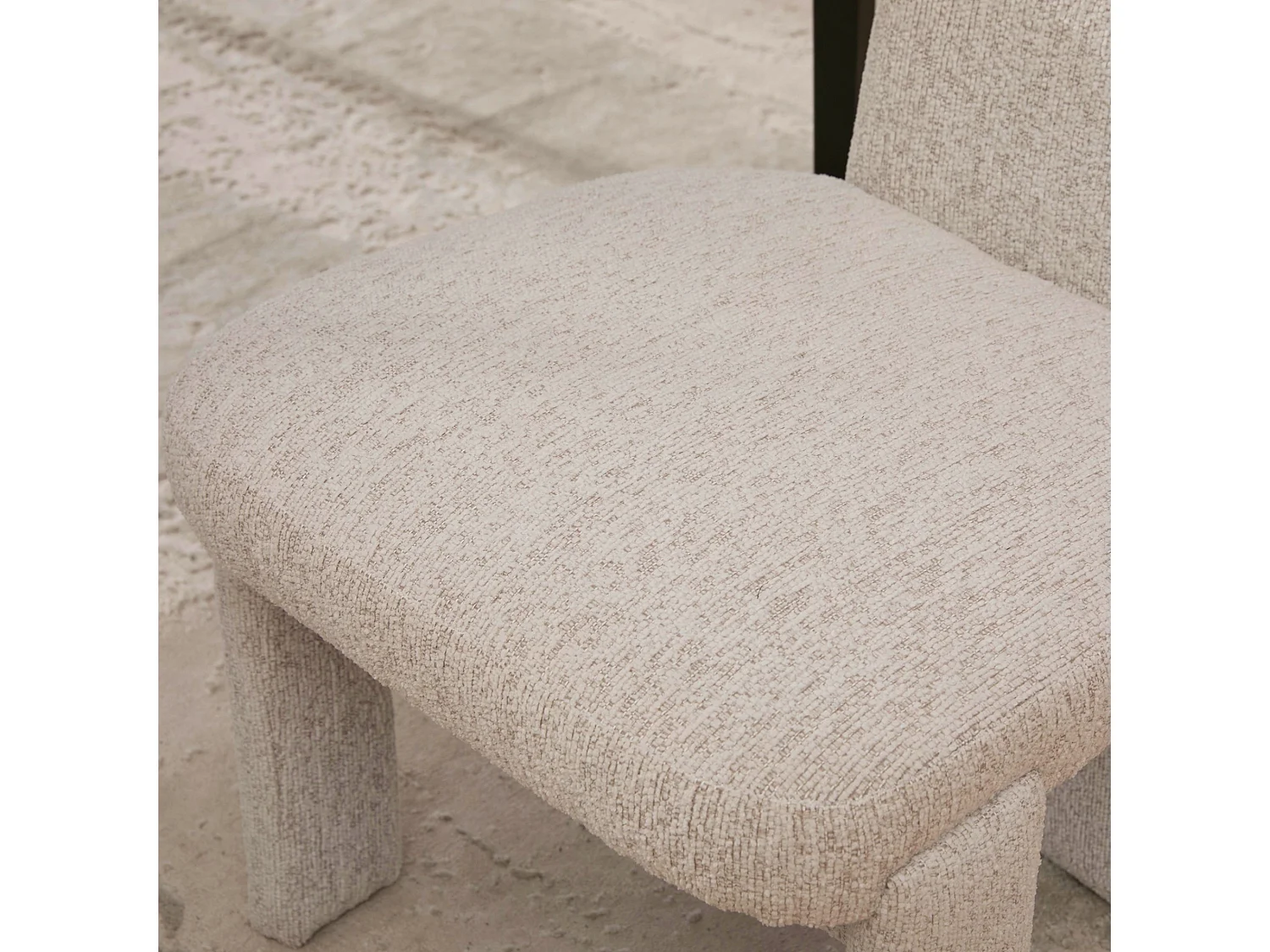 Set van 2 chenille eetkamerstoelen met brede gebogen T rugleuning en houten frame