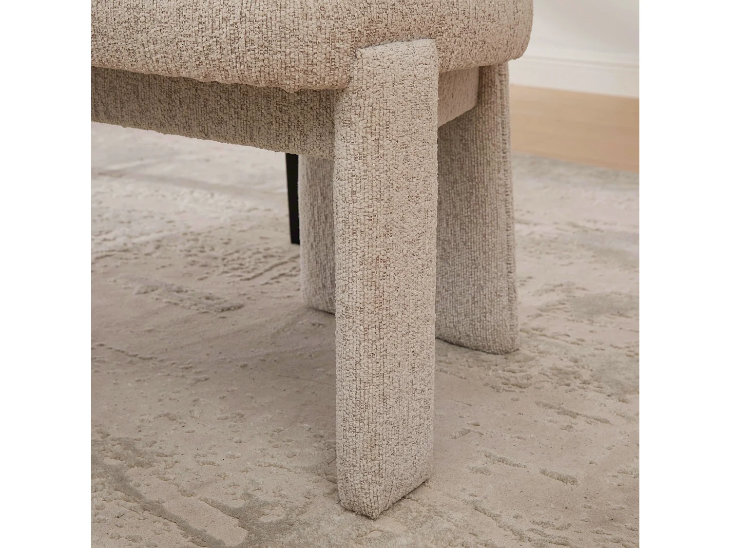 Set van 2 chenille eetkamerstoelen met brede gebogen T rugleuning en houten frame