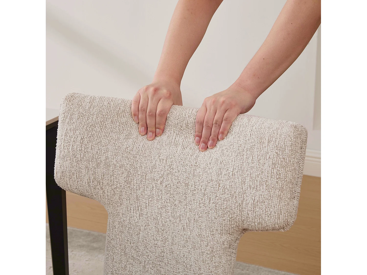 Set van 2 chenille eetkamerstoelen met brede gebogen T rugleuning en houten frame