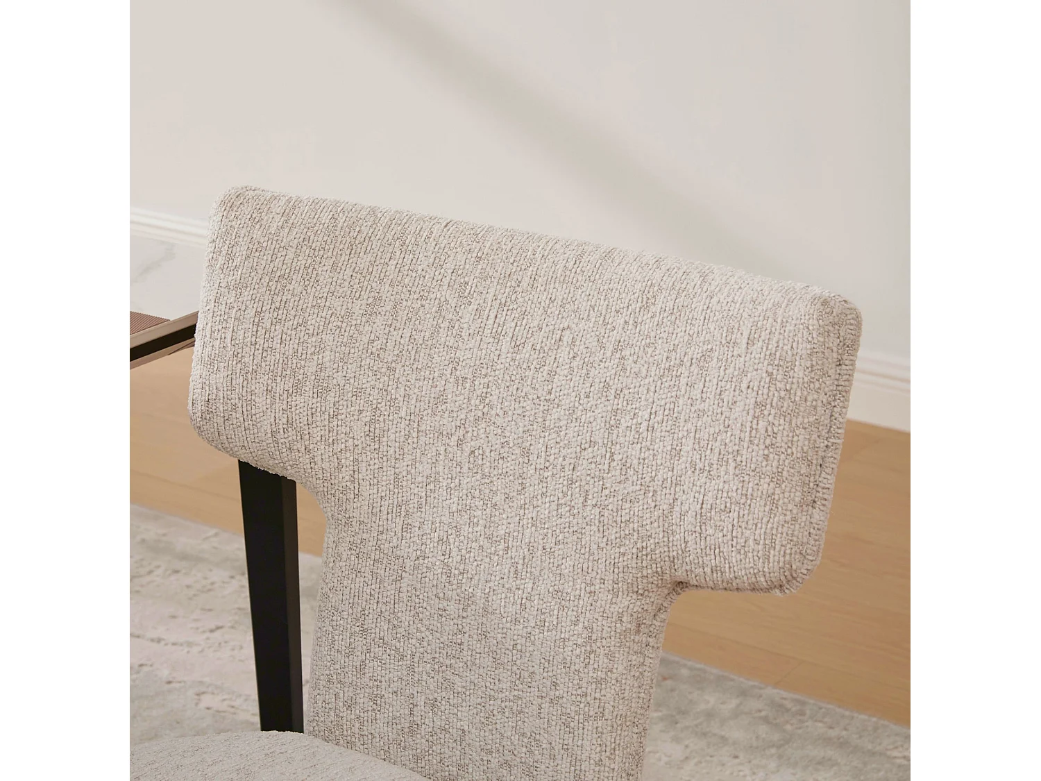 Set van 2 chenille eetkamerstoelen met brede gebogen T rugleuning en houten frame
