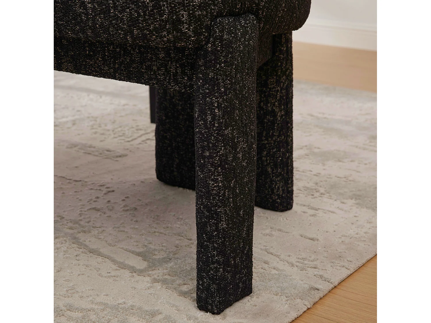 Set van 2 chenille eetkamerstoelen met brede gebogen T rugleuning en houten frame