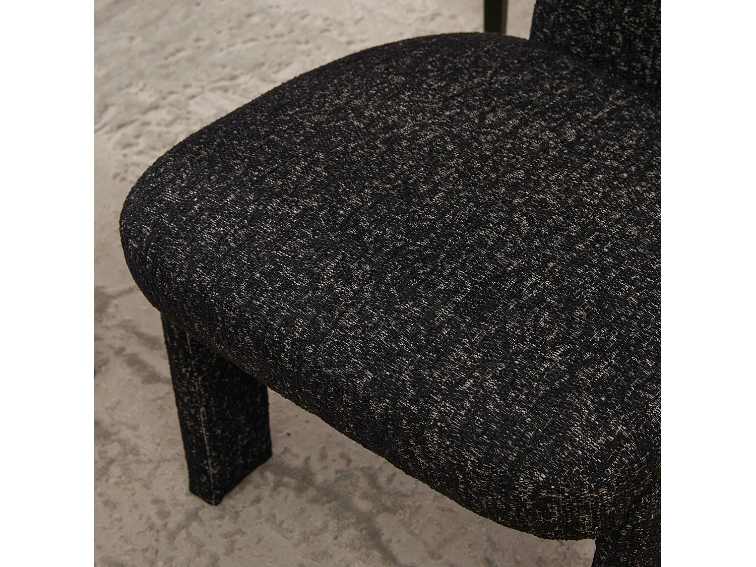 Set van 2 chenille eetkamerstoelen met brede gebogen T rugleuning en houten frame
