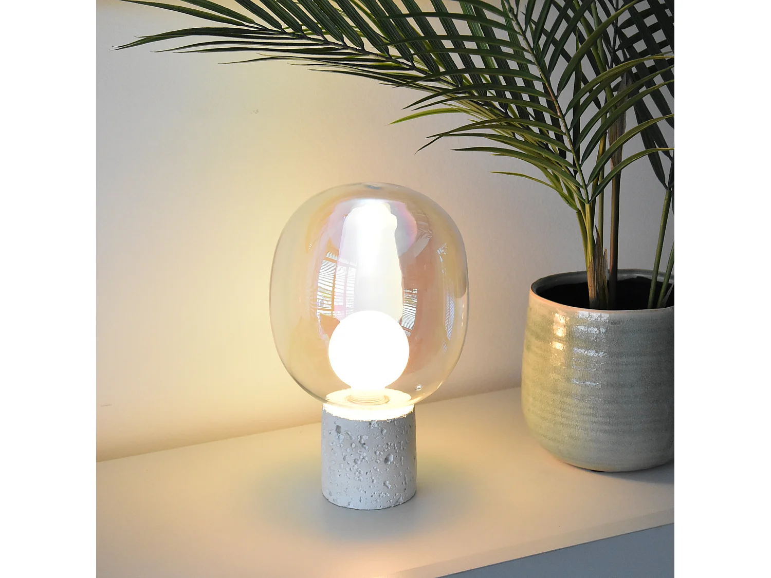 Lampada da tavolo in vetro iridescente e cemento bianco H24 cm - Bulle