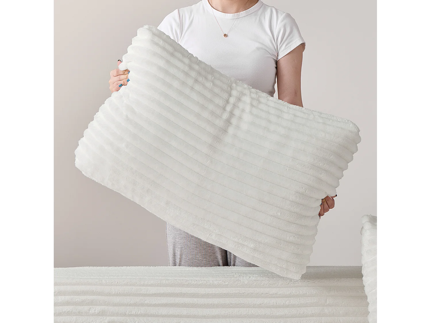 Parrot Uncle Canapé-lit 2 en 1 en velours côtelé, avec porte-gobelets intégrés et poches de rangement latérales, 2 coussins beige, 180 × 85 × 62 cm